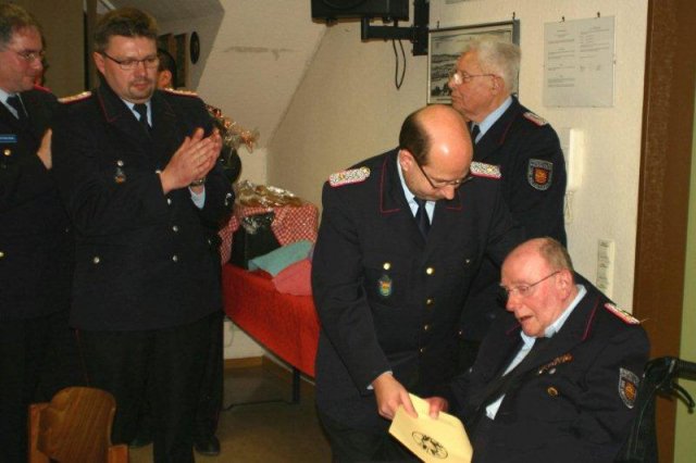 2012-02-11 -19- JHV FF BLtbg Ehrung R. Mueller (5)